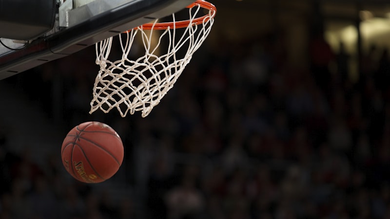 NBA扣篮大赛精彩镜头视频封面：球员飞跃扣篮